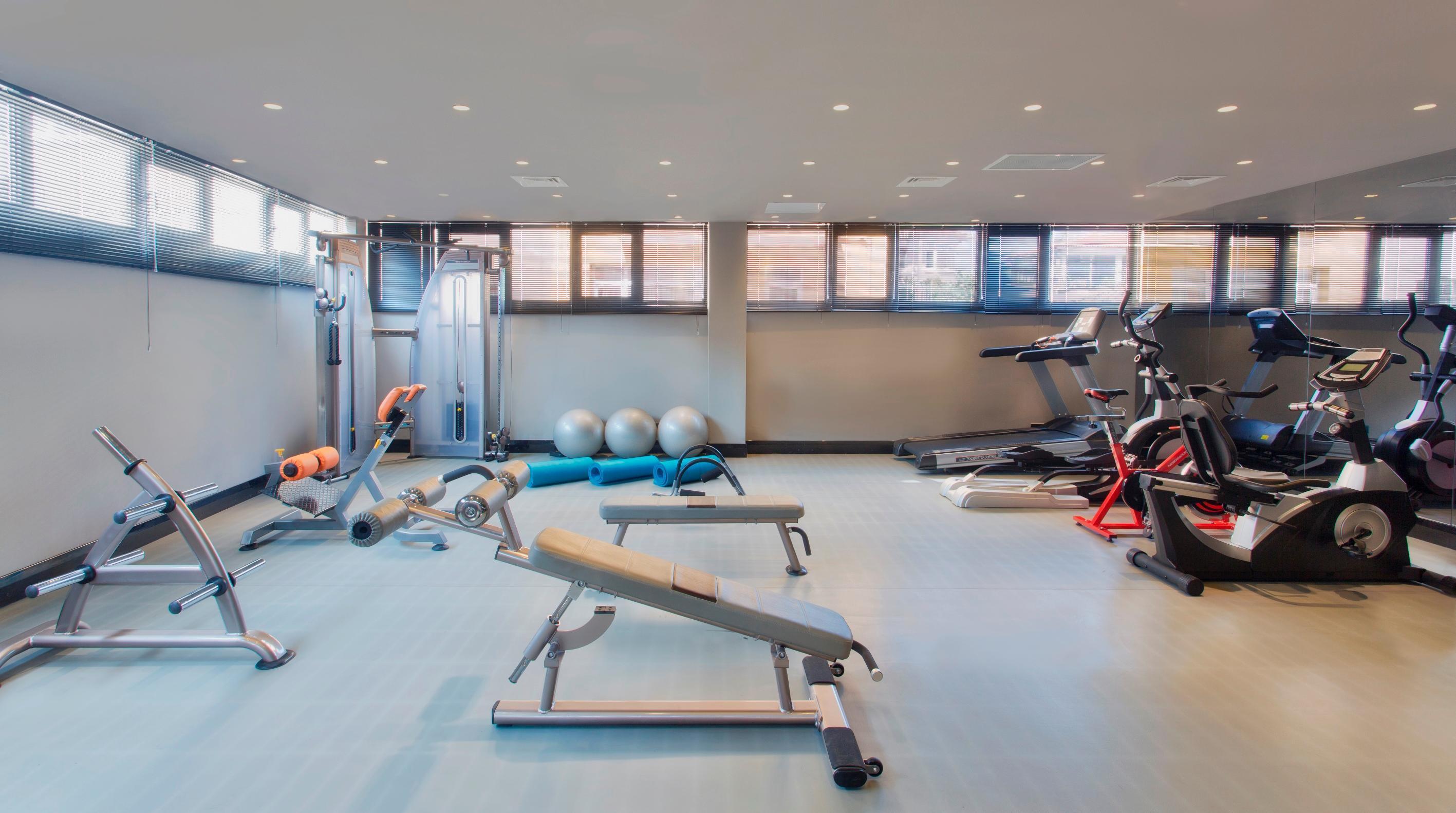 Sura Hagia Sophia Hotel Истанбул Екстериор снимка The photo shows a modern gym or fitness area. There are various exercise equipment pieces, including:

- A weight bench positioned in the center, which is adjustable for different workouts.
- A set of exercise balls against the wall.
- Cardio machine